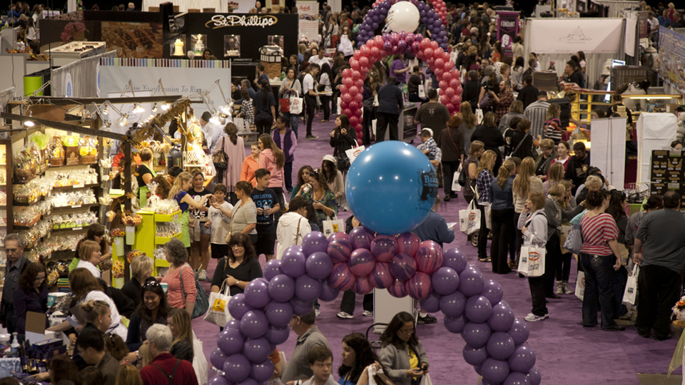 booths-crowds-high-colorful-balloons
